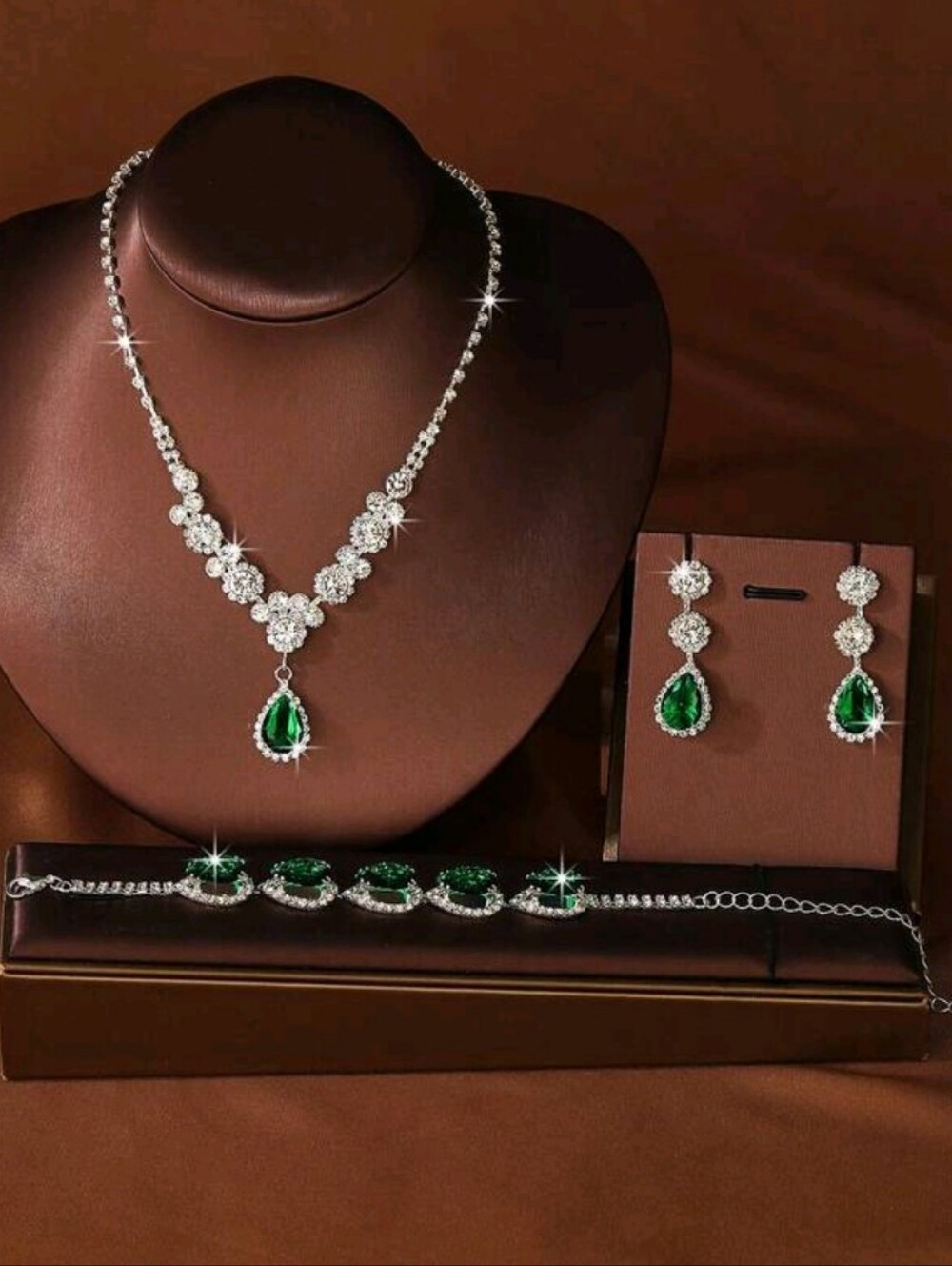 SALE ** BRAND NEW ** Elegant Emerald Teardrop Necklace, Earring & Bracelet Set